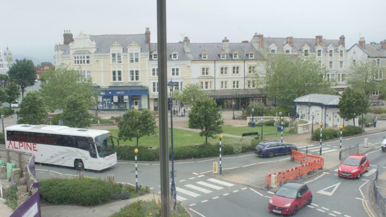The Broadway Hotel Llandudno Bagian luar foto